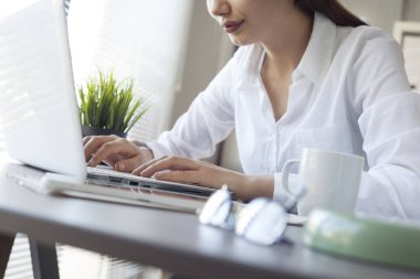 Bilgisayarda çalışan iş kadını