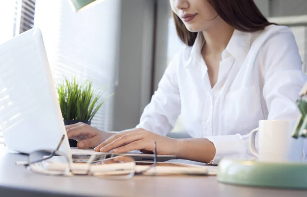 Zakenvrouw werkt op de computer — Stockfoto