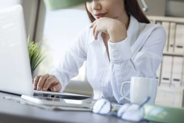 Zakenvrouw werkt op de computer — Stockfoto