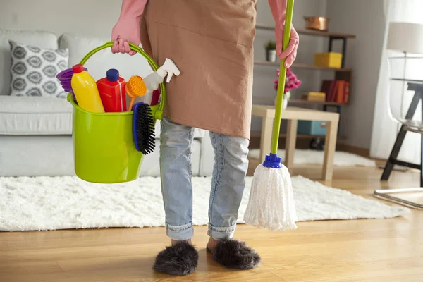 Jonge vrouw reiniging van de vloer in de kamer — Stockfoto