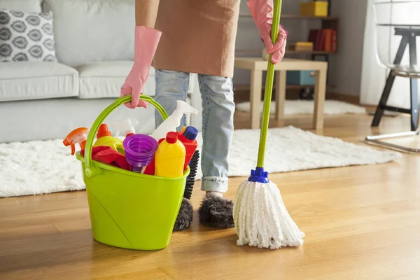 Ung kvinna rengöring av golv i rum — Stockfoto