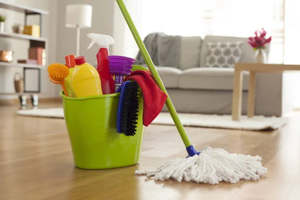 Plastskopa med rengöringsmedel i hemmet — Stockfoto