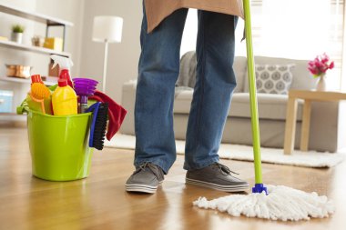 Paspas ve plastik kova tutan adam