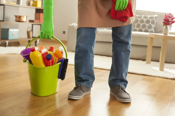 Man met plastic emmer met detergenten in kamer — Stockfoto