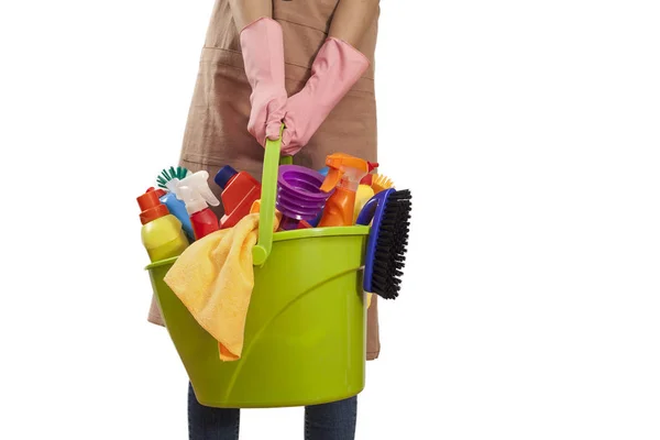 Giovane donna con prodotti per la pulizia su sfondo bianco — Foto Stock