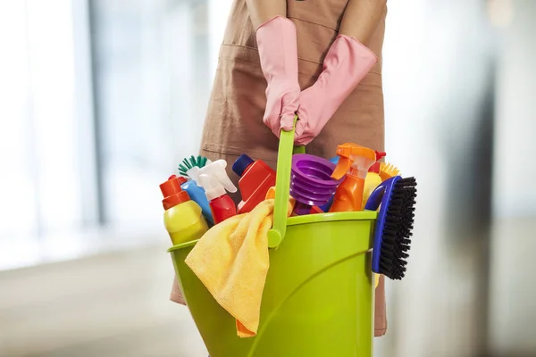 Jovem mulher limpeza suprimentos em casa — Fotografia de Stock
