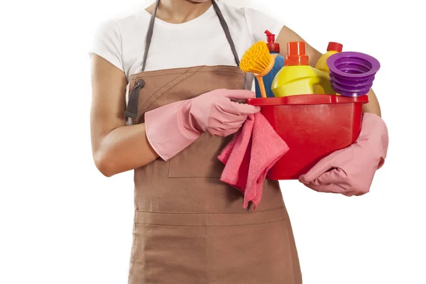 Jonge vrouw met schoonmaak benodigdheden op witte achtergrond — Stockfoto