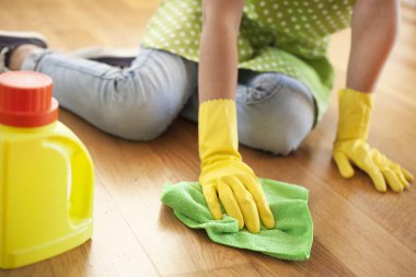 Kadın kat ev temizleme bezi ile