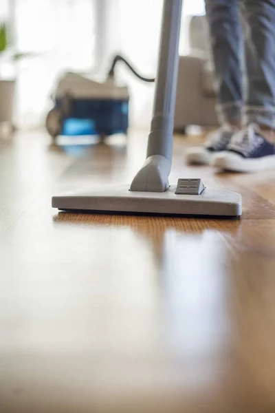 Vrouw reiniging van de vloer met een stofzuiger op kamer — Stockfoto