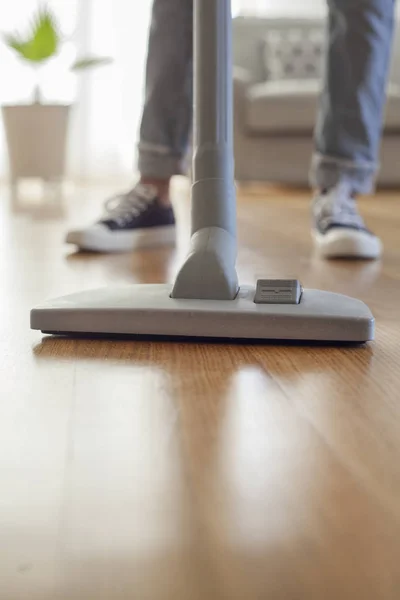 Vrouw reiniging van de vloer met een stofzuiger op kamer — Stockfoto