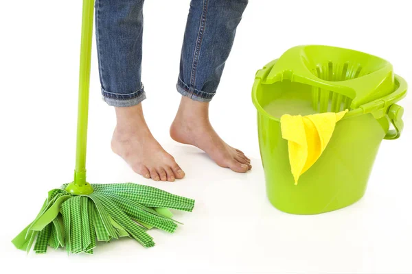 Vrouw met schoonmaak leveringen op witte achtergrond — Stockfoto