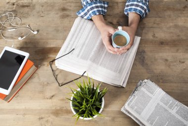 Okuma gazete ahşap tablo