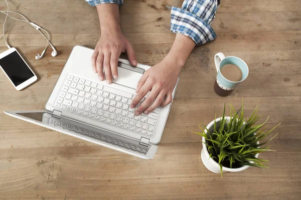 Manos en el teclado con café —  Fotos de Stock