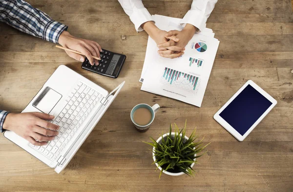 Geschäftsleute arbeiten am Tisch — Stockfoto