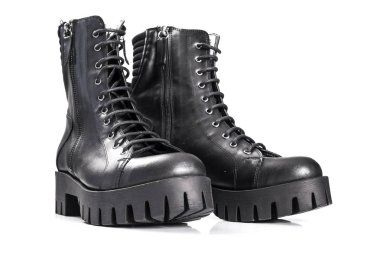 Beyaz arka planda izole edilmiş siyah deri çizmeler.