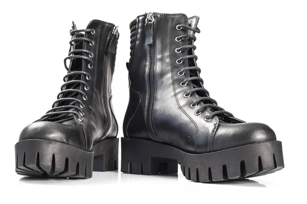 Černé kožené boty izolované na bílém pozadí — Stock fotografie