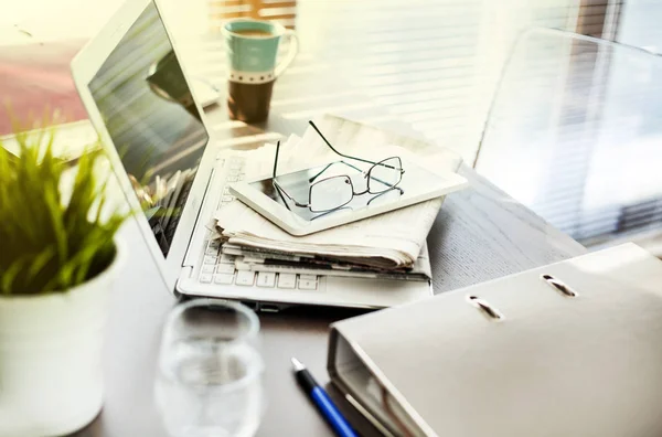 Computer con tavolo da lavoro — Foto Stock