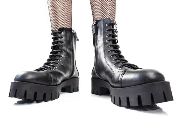 Чорні шкіряні чоботи ізольовані на білому тлі — стокове фото