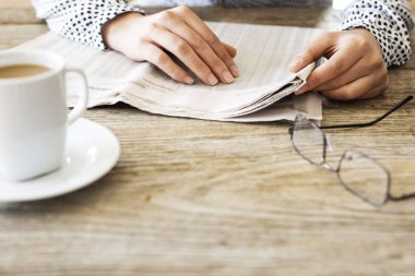 Okuma gazete ahşap tablo