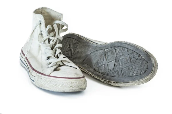 Старі білі кросівки на білому тлі — стокове фото