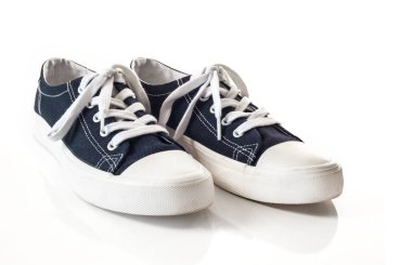 Yeni mavi spor ayakkabı beyaz zemin üzerine