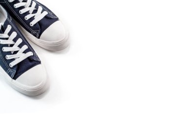 Yeni mavi spor ayakkabı beyaz zemin üzerine