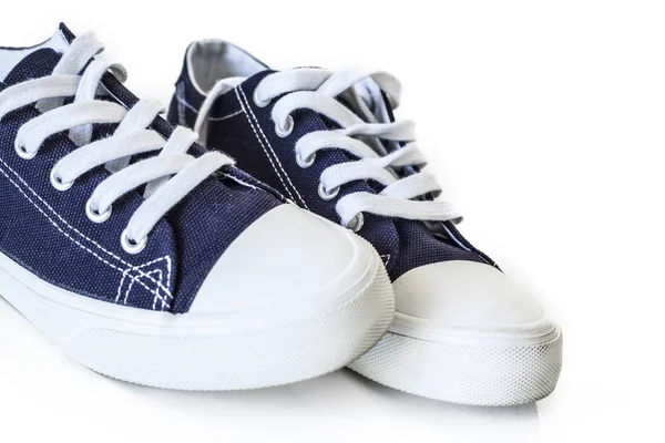 Nieuwe blauwe sneakers op witte achtergrond — Stockfoto