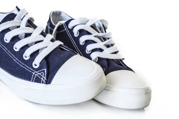 Nouvelles baskets bleues sur fond blanc — Photo