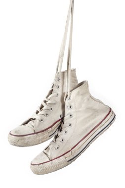 Beyaz arka planda eski beyaz spor ayakkabılar