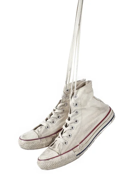 Zapatillas blancas viejas sobre fondo blanco —  Fotos de Stock