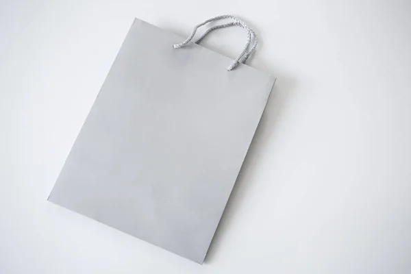 Bolsa de papel de compras aislada sobre fondo blanco — Foto de Stock