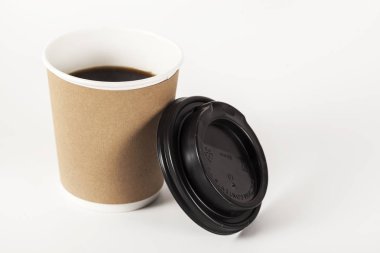 Beyaz arka planda bir fincan kağıt kahve.