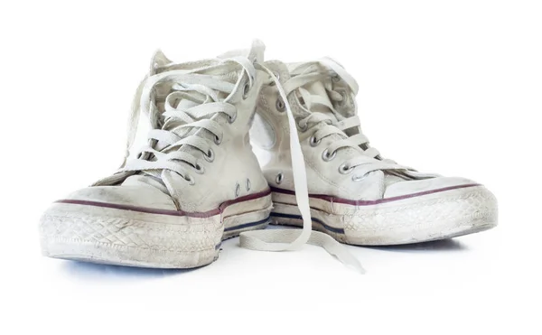 Старые белые кроссовки на белом фоне — стоковое фото