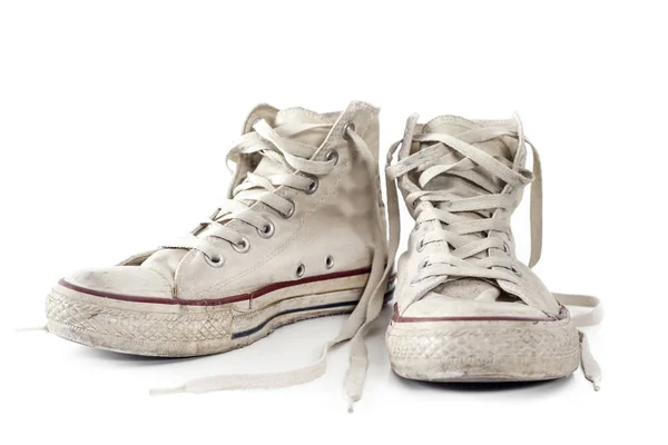 Старые белые кроссовки на белом фоне — стоковое фото