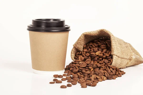 하얀 배경에 있는 커피 종이 컵 — 스톡 사진