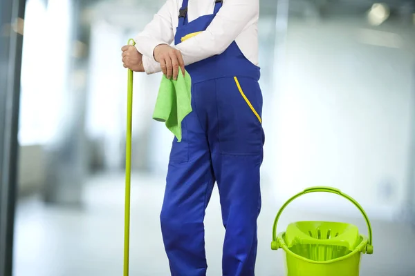 Man met schoonmaak leveringen in gebouw — Stockfoto