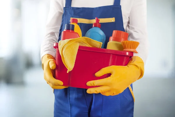 Homem com suprimentos de limpeza na construção — Fotografia de Stock