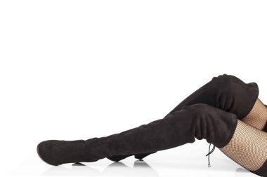 Kadın bacaklar siyah süet çizmeler beyaz arka plan üzerinde