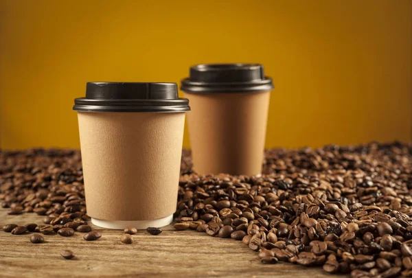Tazas de papel de café sobre fondo marrón — Foto de Stock