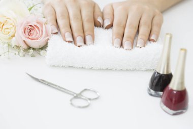 Manikürlü güzel kadın elleri