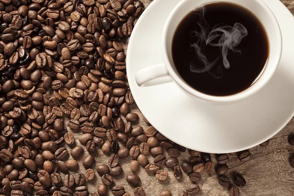 Taza de porcelana de café sobre fondo marrón — Foto de Stock