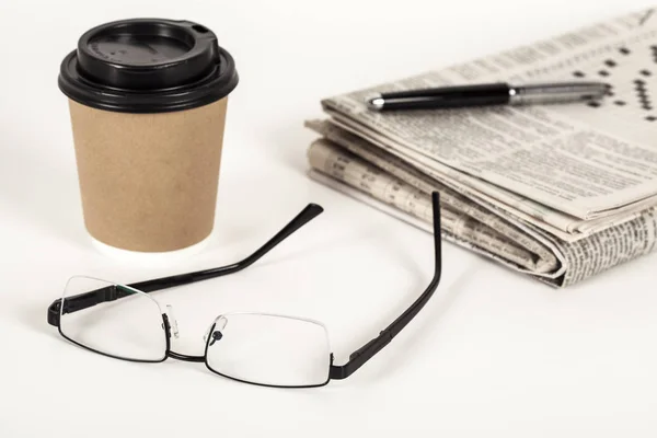 Café con periódico sobre fondo blanco —  Fotos de Stock