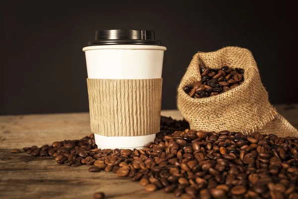 Taza de papel de café sobre fondo negro — Foto de Stock