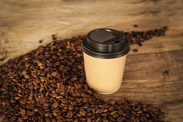 Taza de papel de café sobre fondo de madera — Foto de Stock