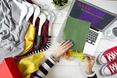 İnternet 'ten alışveriş yapan kadın