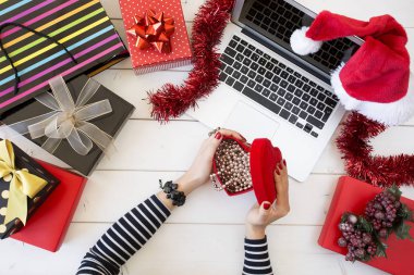Xmas hediye kutuları ile online alışveriş