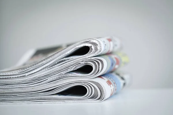 Jornais sobre fundo branco — Fotografia de Stock