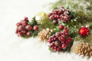 Yeşil çam ağacında süslenmiş Noel