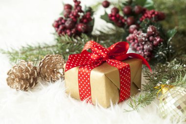 Noel hediye kutusu halı üzerinde