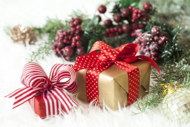 Noel hediye kutuları halı üzerinde